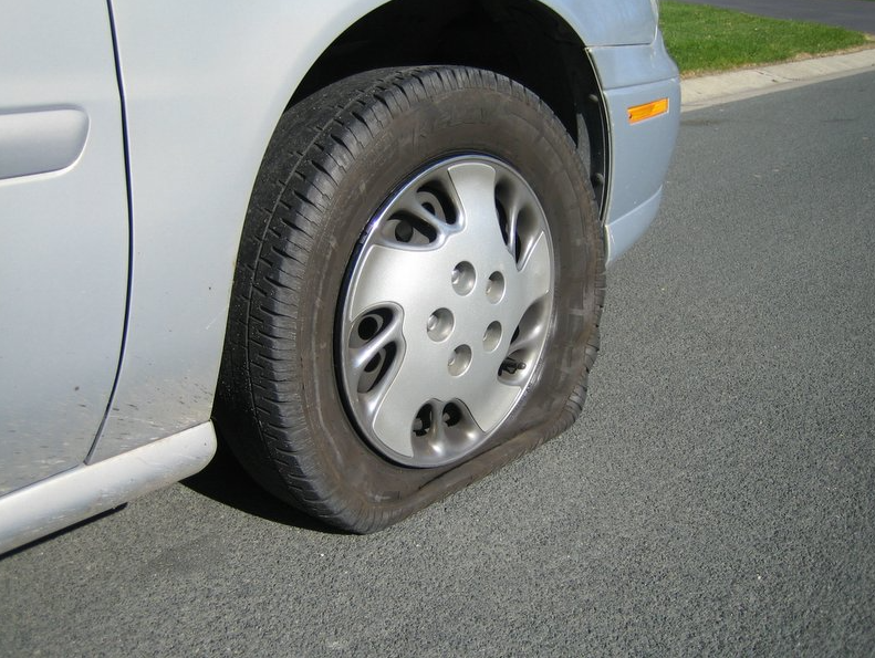 Schnelle Hilfe bei Reifenpannen unterwegs mit unserem Vor-Ort-Service